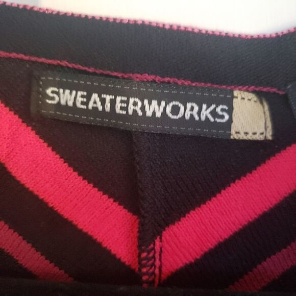 Sweaterworks V-Neck Sleeveless Sweater Metallic Accents - Picture 5 of 7